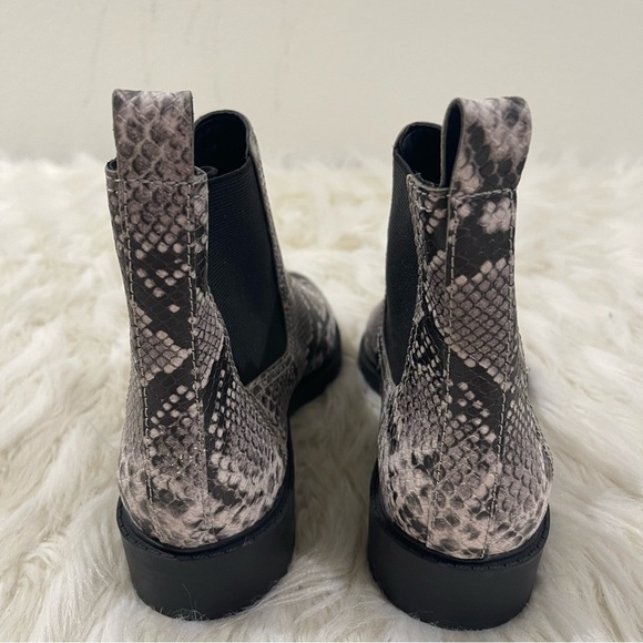 Women’s Treasure & Bond Gabriela Chelsea Black & Grey Snake Print Boots 8.5 US! - Picture 8 of 10